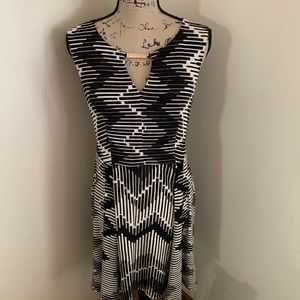 Black & creme sleeveless dress